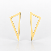 BRINCO EM AÇO COM BANHO DE OURO GEOMETRIC DESIGN TRIANGULAR
