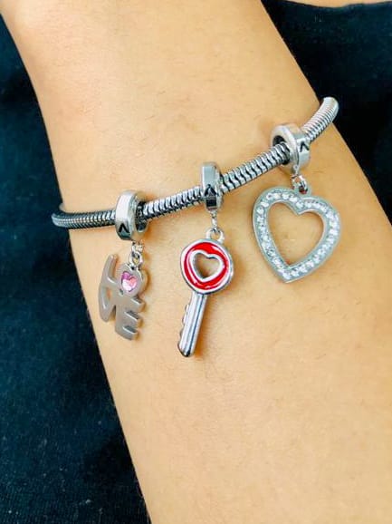 Berloque Love Detalhe Pedra Rosa