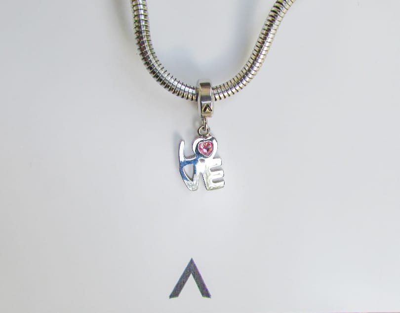 Berloque Love Detalhe Pedra Rosa