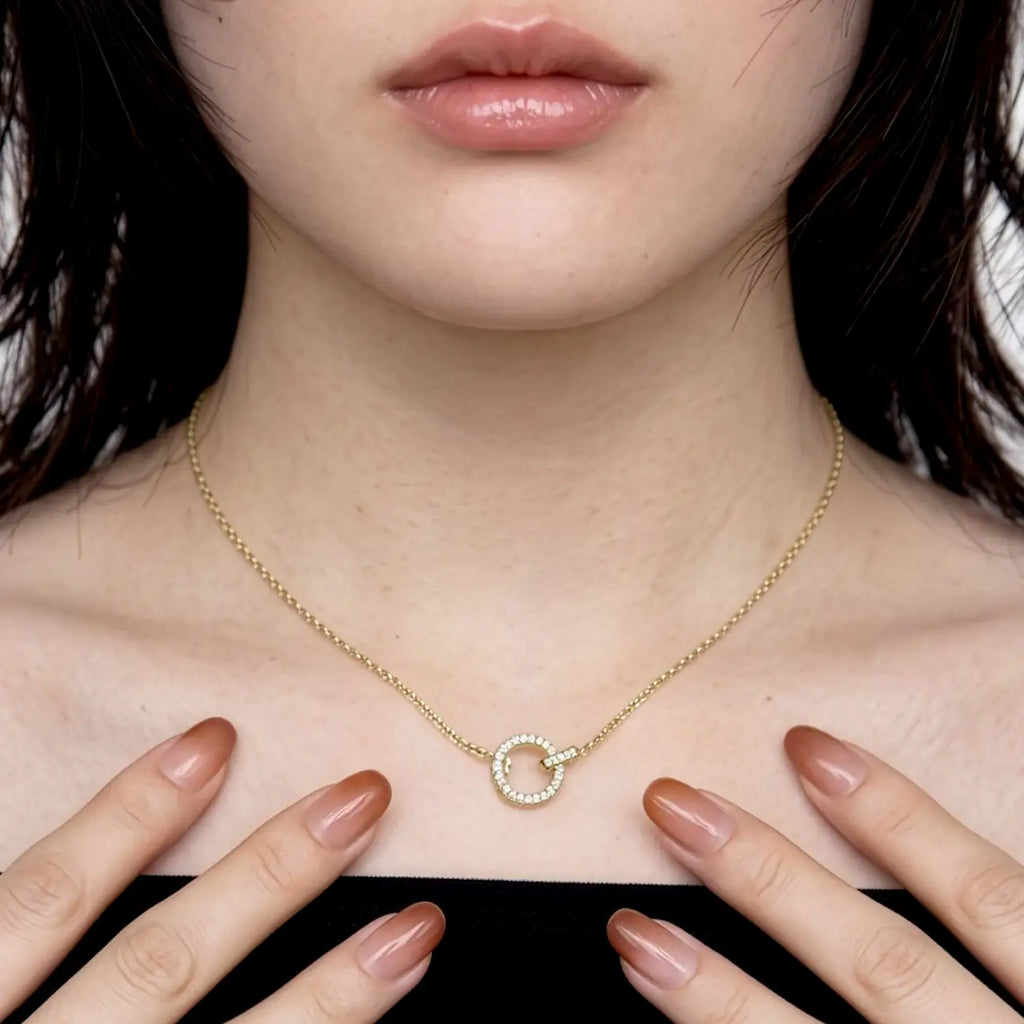 COLAR GLOW CORRENTE CADEADA 1,5MM PENDENTE REDONDO VAZADO COM CRISTAIS