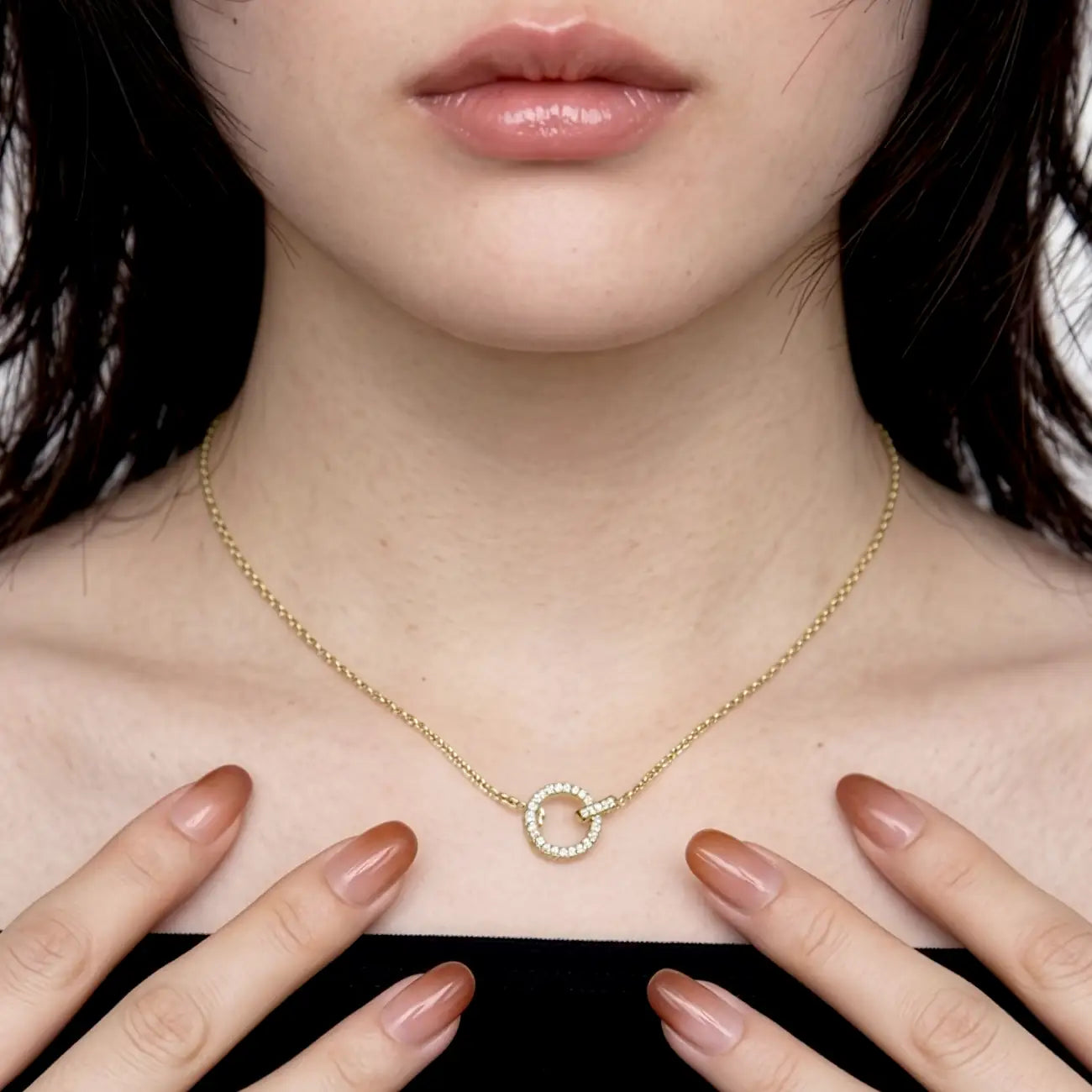 COLAR GLOW CORRENTE CADEADA 1,5MM PENDENTE REDONDO VAZADO COM CRISTAIS