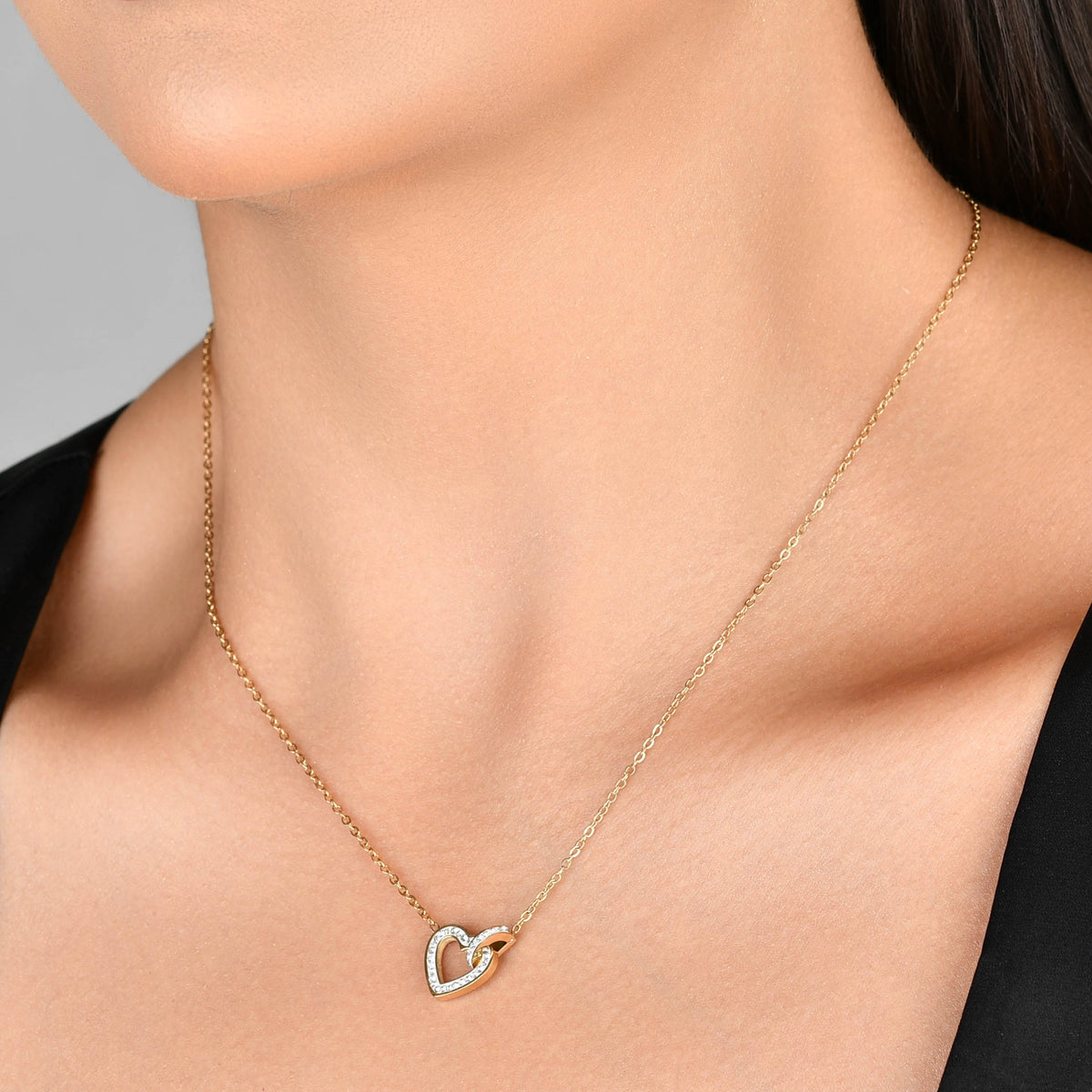 COLAR GLOW CORRENTE CADEADA 1,5MM PENDENTE CORAÇÃO VAZADO COM CRISTAIS